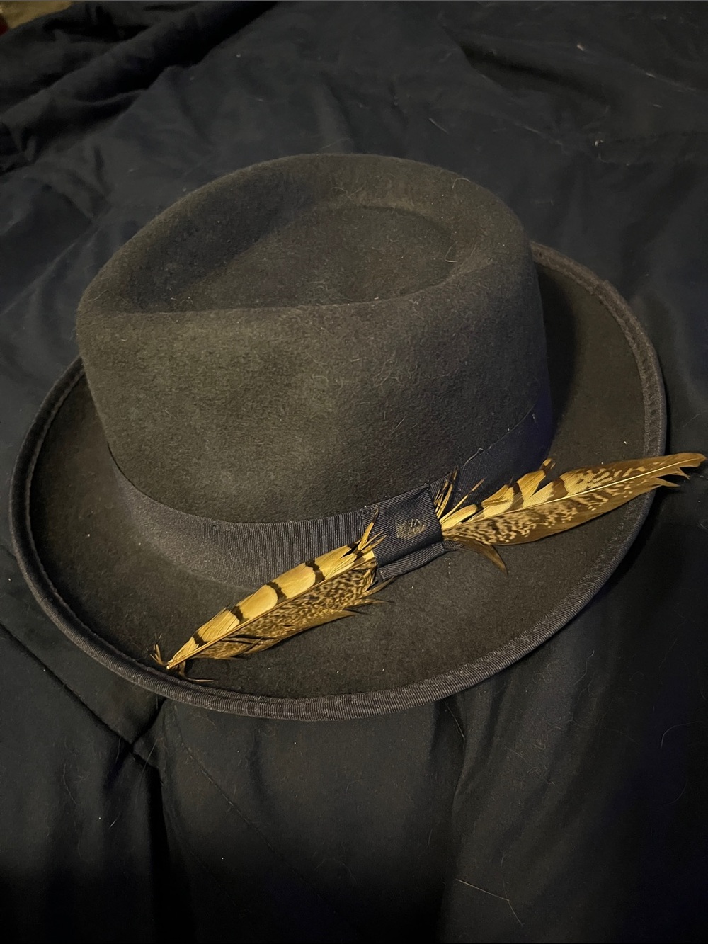 Stacy Adam’s SAW694 navy blue wool felt fedora hat with feather size large